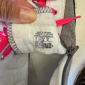 Woman’s like new converse high top size 6